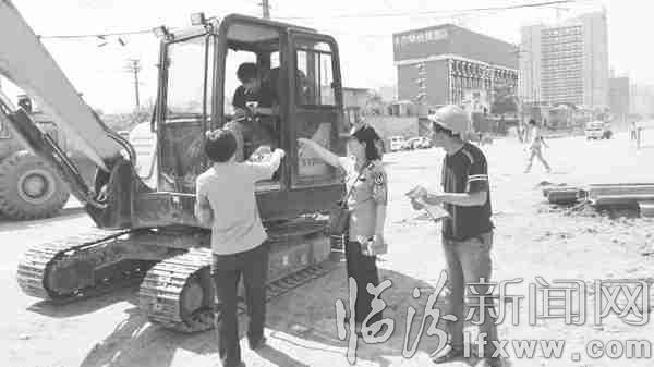 宣传员为工人发放宣传单