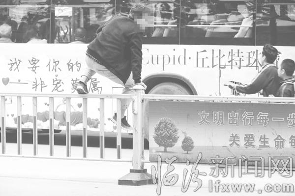 临汾市民:文明出行 从我做起