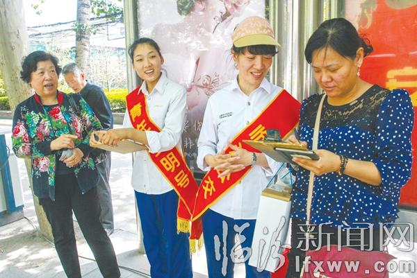 公交三公司青年文明岗人员上街征求文明出行意见。