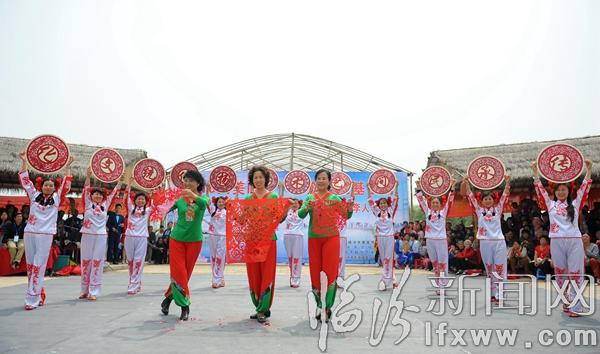 “大美临汾,群众文化基层行”走进乔南候村李人农场