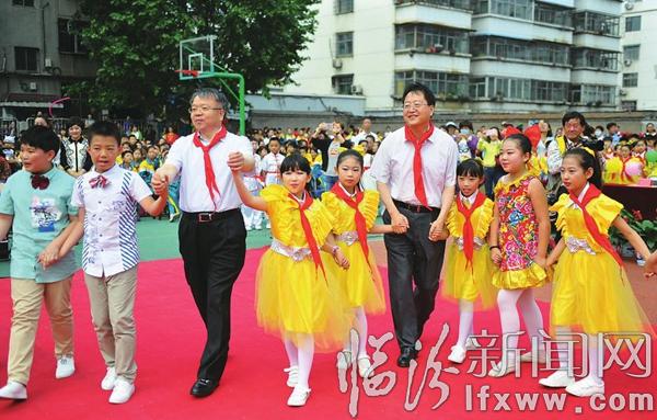 岳普煜刘予强等市领导与少年儿童共庆“六一”儿童节