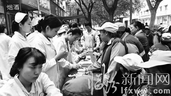 临汾医疗卫生工作者为市民免费义诊送健康