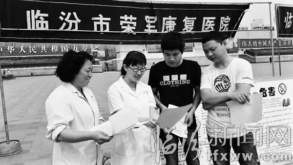 临汾医疗卫生工作者为市民免费义诊送健康