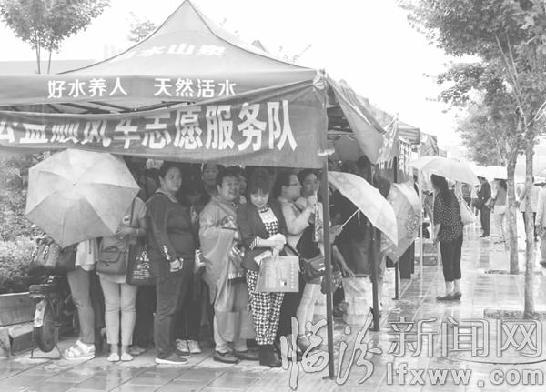 临汾:学子场中战 家长雨中站