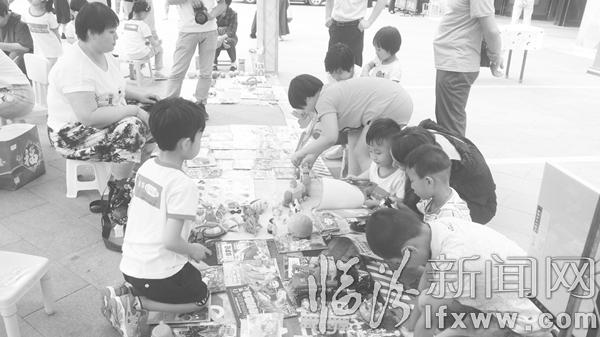 图为孩子们的爱心摊位