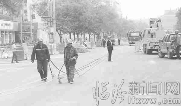 临汾供电公司的工作人员正在对老旧供电线路进行接换迁移。