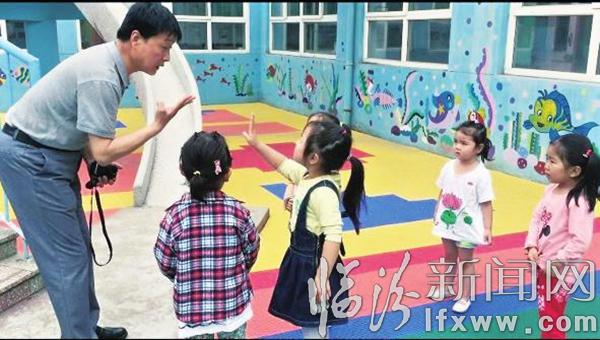 李培华(左一)在采访中。