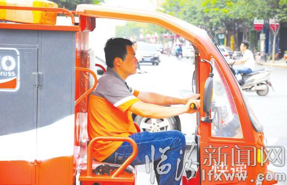 临汾:挥汗如雨 坚守岗位洒心血