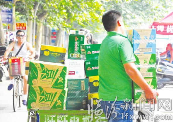 临汾:挥汗如雨 坚守岗位洒心血