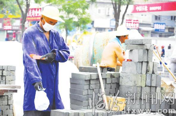临汾:挥汗如雨 坚守岗位洒心血