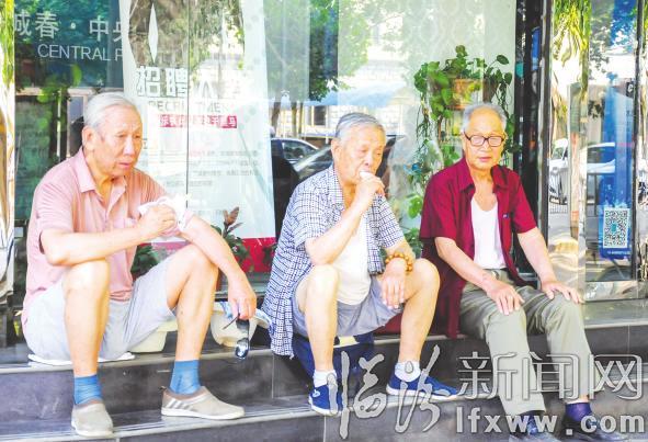 临汾:挥汗如雨 坚守岗位洒心血