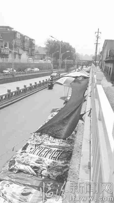 临汾“最牛桥”500米道路分布60个临时摊点