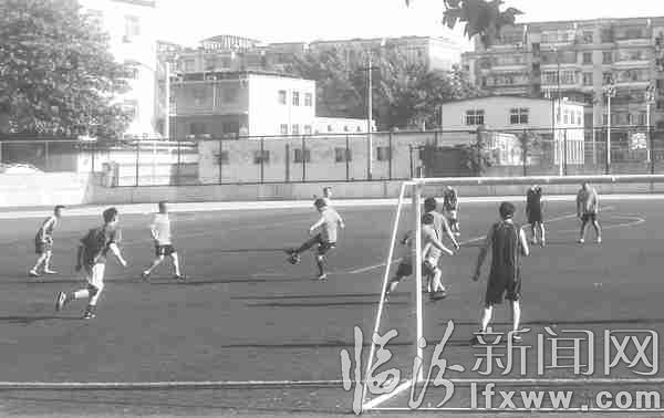 6月25日,足球爱好者进行友谊比赛。