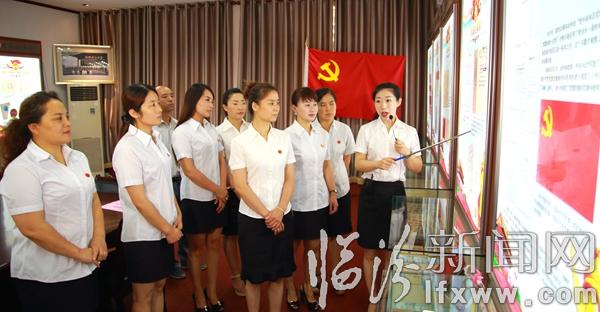 参观党旗档案展 李国忠摄.jpg