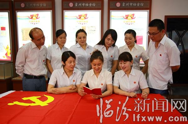 我们一起学党章 李国忠摄.jpg