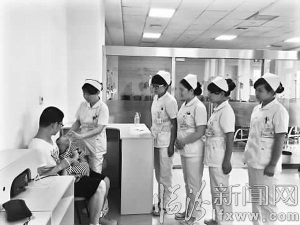 成娟(左二)给宝宝做雾化治疗。