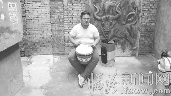 临汾冯世伟:打起手鼓唱起歌 “玩”出多彩“圆”生活