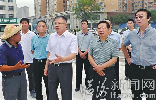 岳普煜在鼓楼南北街拓宽改造工程现场调研时强调:积极主动作为 加快工程进度