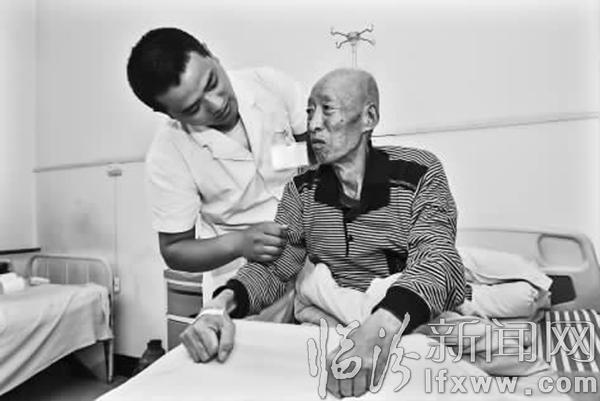 高毅家在帮患者做康复。