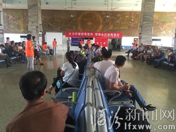 山西师范大学“三下乡”禁毒宣讲活动在临汾火车站举行