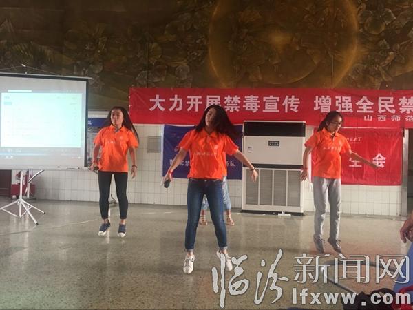 山西师范大学“三下乡”禁毒宣讲活动在临汾火车站举行