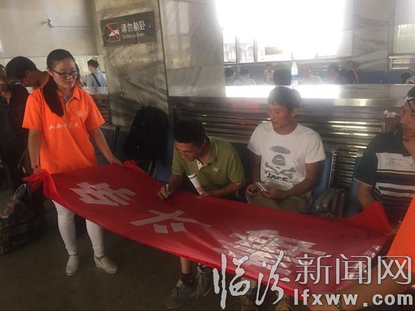 山西师范大学“三下乡”禁毒宣讲活动在临汾火车站举行