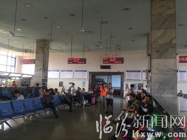 山西师范大学“三下乡”禁毒宣讲活动在临汾火车站举行