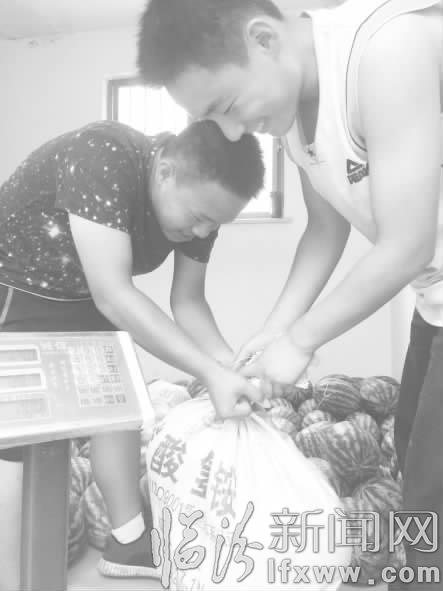 大宁:准大学生卖瓜挣学费 爱心暖暖收获满满