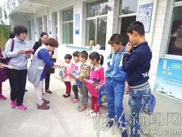 武志玲为山区孩子献爱心。