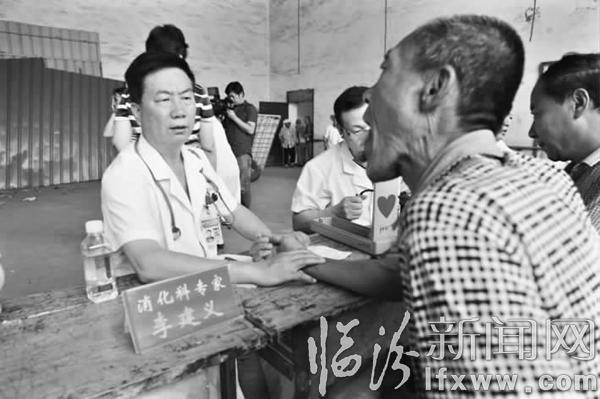 李建义冒着高温下乡义诊。