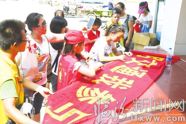 临汾小记者:走上街头 寻找“文明交通好市民”