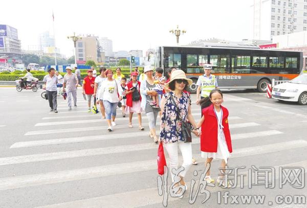 临汾小记者:走上街头 寻找“文明交通好市民”