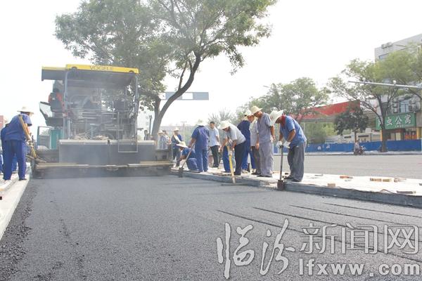 鼓楼南北街道路铺油工程打响“第一枪”
