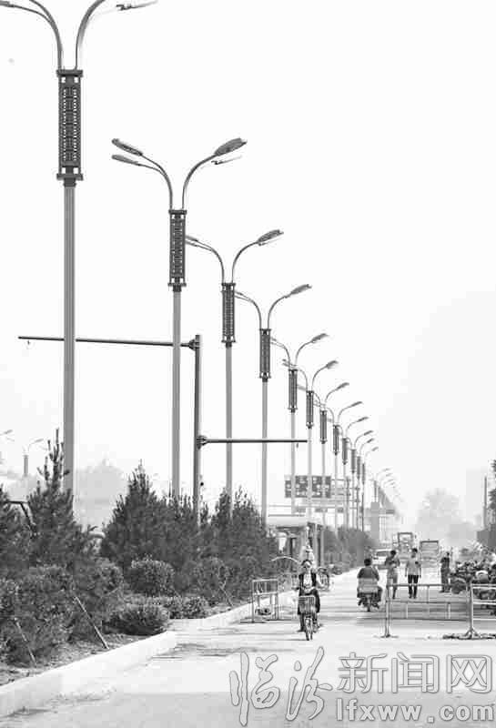 智能路灯一道风景 首席记者 苏亚兵 记者 张蕴强 摄