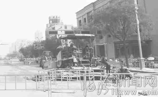 摊铺机已进入现场,随时可进行铺油作业