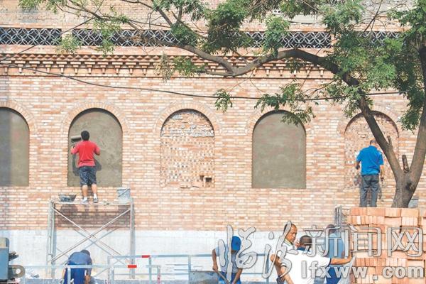 完善文化墙 记者 张蕴强 摄