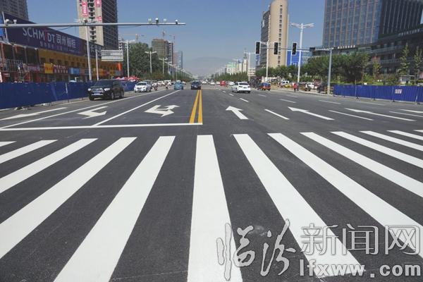 鼓楼南北街两大十字路口完成铺油任务