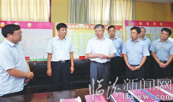 岳普煜:抓好“两学一做”学习教育 加快脱贫攻坚项目建设