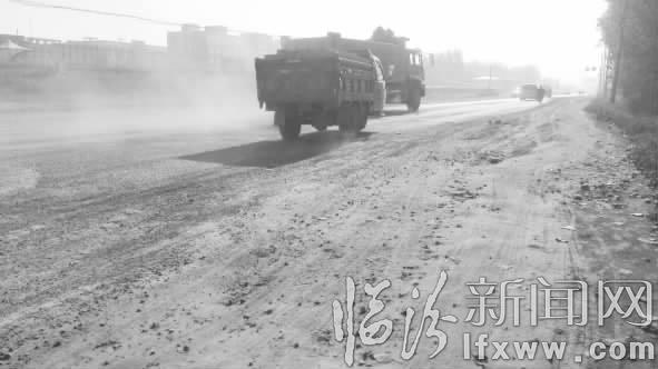 临汾:道路破损“坑”苦居民 回家的路真难走