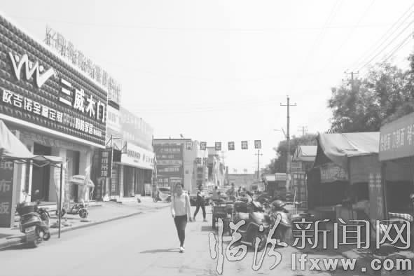 临汾:道路破损“坑”苦居民 回家的路真难走