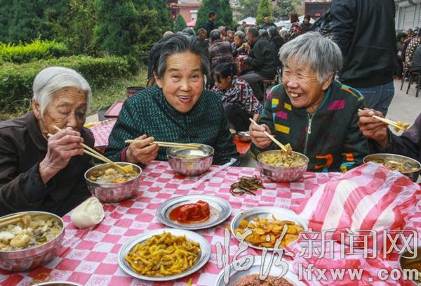 襄汾县西贾村老人成了村里的座上宾