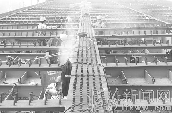 建设者们正在加班加点施工中