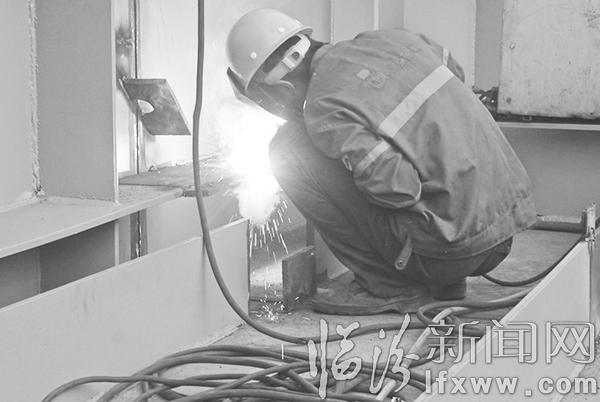 建设者们正在加班加点施工中