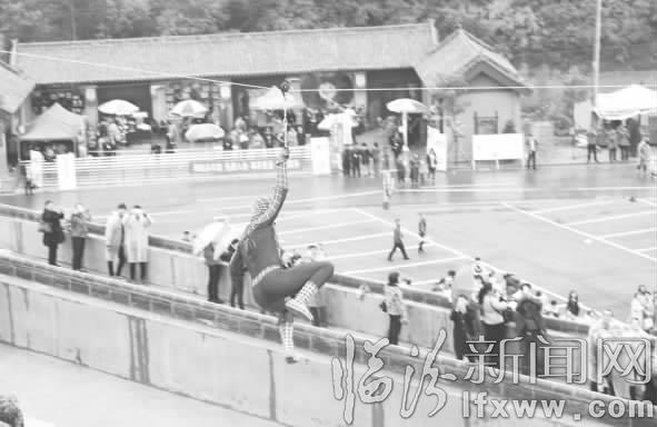 “蜘蛛侠”郭成15日成功飞跃吉县人祖山