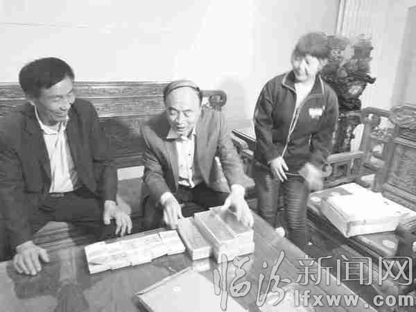 蒋先生(左)领取自己的钱物。