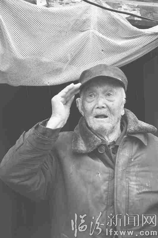 老人朝着家乡的方向敬军礼