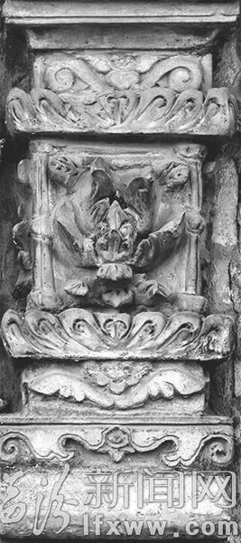 北房上精美的砖雕