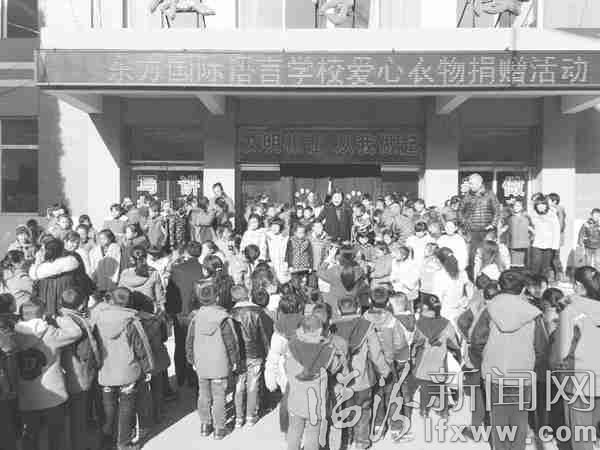 爱心衣物捐赠现场