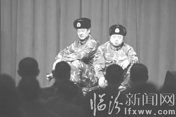 刘旭、李晓强、张乃天演出小品“为祖国站岗”