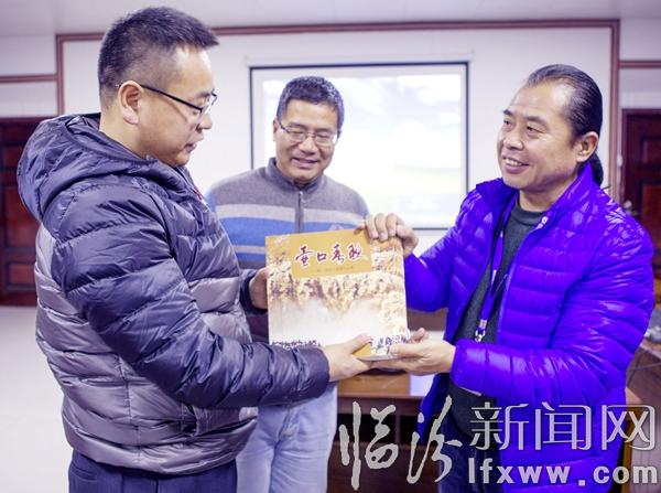 3、饶二保老师向陕西黄河壶口景区赠送《壶口春秋》作品.jpg